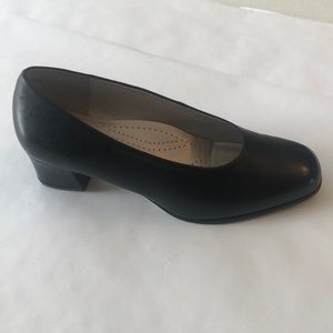 Trotters Women’s Black Pumps 8 1/2 WW